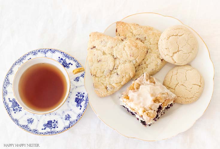 Need a coffeecake recipe? This dessert is The Best Blueberry Buckle Cake Recipe and is sure the perfect side to a cup of coffee or tea. Serve it as a dessert or as a morning blueberry coffee cake. This easy recipe makes an impressive cake with the crumble and delicious icing. #cake #coffeecake #blueberrydessserts #blueberries #desserts #pastry 