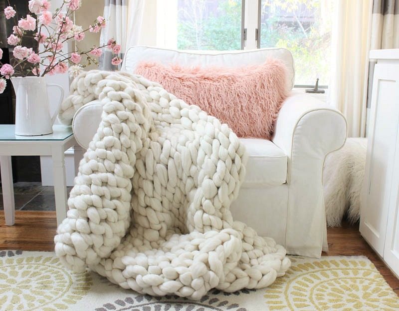 DIY | Arm Knitted Cosy Chunky Blanket - Made Up Style