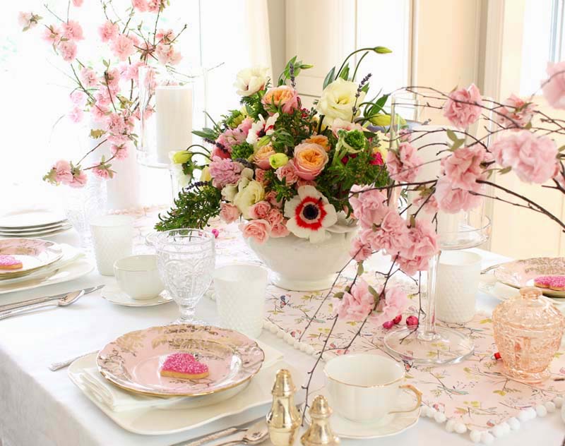 This post includes a diy valentine's day ideas. Set a Pretty Valentine's Day Table. There is a little of something for everyone on this 8 DIY Valentine's Day Ideas. It includes crafts, recipes, table decorating, and decorating. If you like creating your own Valentine's dinners, floral arrangements then this post is for you. Valentine's Day | Valentine's Crafts | Valentine's Day Ideas | Valentine ideas