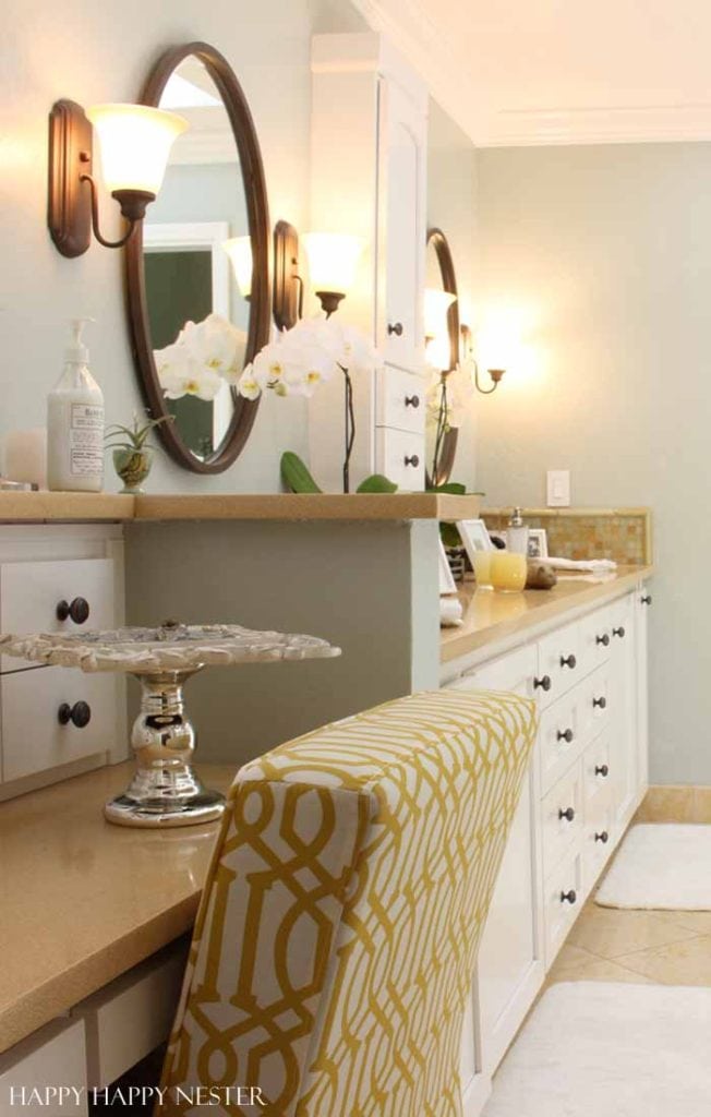 Here are some easy DIY room decor ideas that will transform any bathroom quickly. These cheap changes will create a bright and beautiful new look!