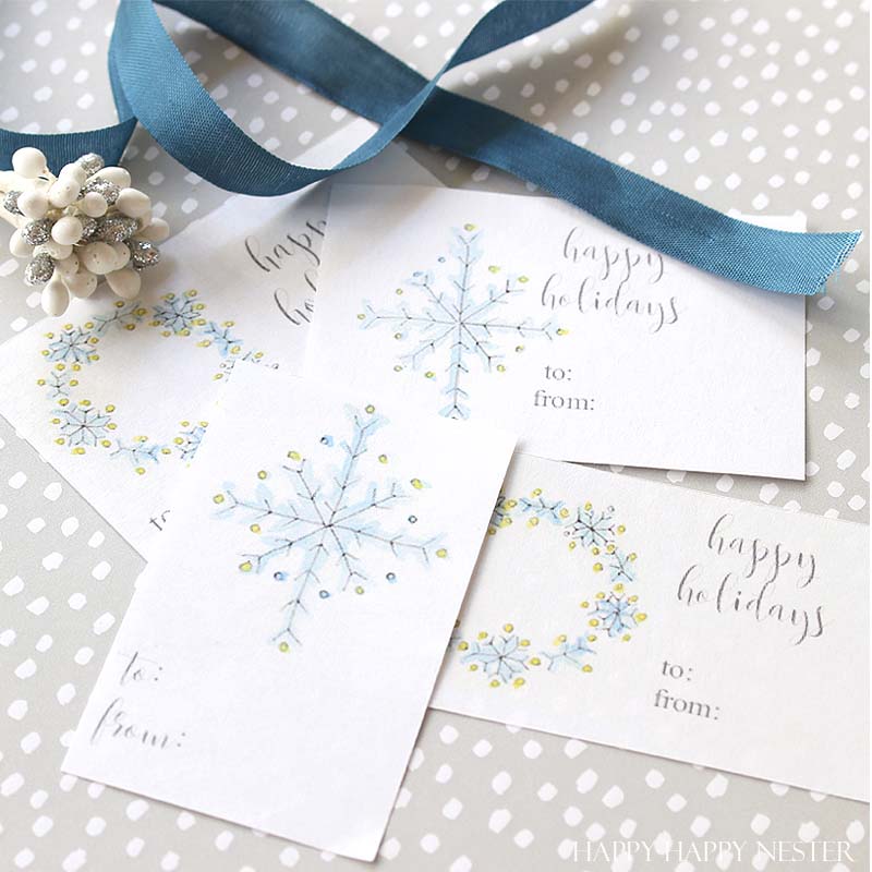 Christmas tags that are easy to print out and use. You'll have plenty for your gifts this year, and you won't have to spend any money since they are free.