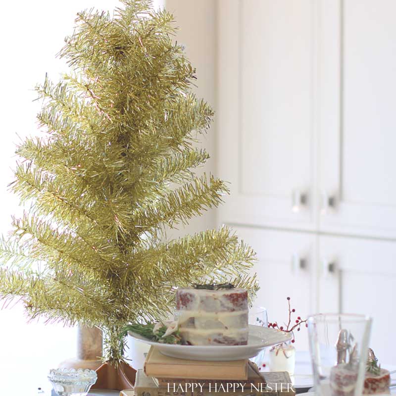 This is an easy way to make a Feather Tree. You take a tinsel tree and give it a good haircut. Then you add a bit of chalk paint to make it vintage like.