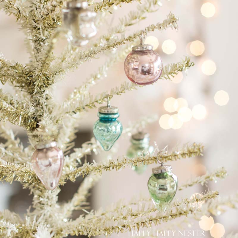 This is an easy way to make a Feather Tree. You take a tinsel tree and give it a good haircut. Then you add a bit of chalk paint to make it vintage like.