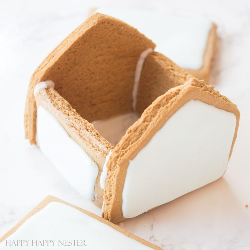 Need some gingerbread house ideas? This fun Valentine's Day Craft is so adorable. Make one or a few to create a village with this mini-gingerbread house kit. | Gingerbread House Kits | Perfect Icing | Gingerbread Tutorial | How to put together a gingerbread house | Gingerbread house themes | crafts | diy