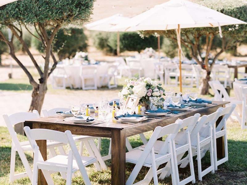 Take your spring table setting outdoors and add some gorgeous flower centerpieces to create a memorable setting. With my step by step way to build your table, you can have a lovely outdoor table ready for entertaining. #diy #tabledecor #tablescape #springdecor #springtable #springtablesetting #flowercenterpieces