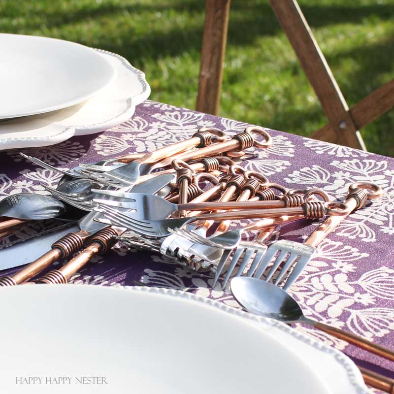 Take your spring table setting outdoors and add some gorgeous flower centerpieces to create a memorable setting. With my step by step way to build your table, you can have a lovely outdoor table ready for entertaining. #diy #tabledecor #tablescape #springdecor #springtable #springtablesetting #flowercenterpieces