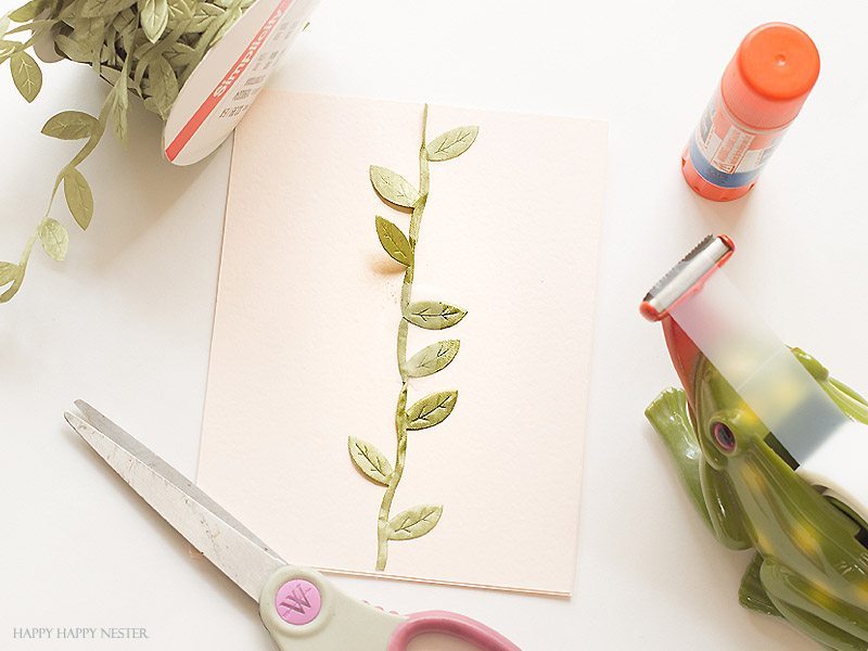 This is a beautiful and easy Mother's Day Free Printable card that you can make in minutes. You'll love this card and how handcrafted it appears. Your mom will love receiving a handmade card from you. #DIY #craft #crafts #cardmaking #papercraft #papercrafts #freeprintable. #freecard #freeimage #mothersday #holiday 
