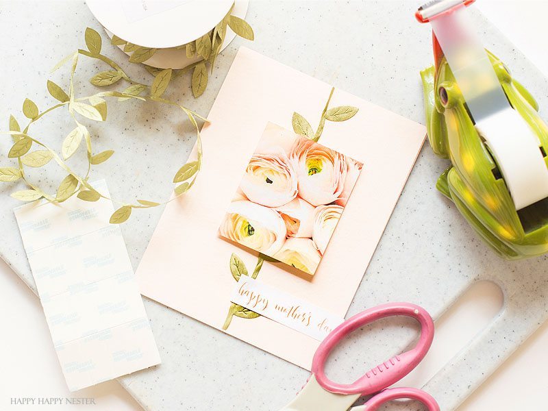 This is a beautiful and easy Mother's Day Free Printable card that you can make in minutes. You'll love this card and how handcrafted it appears. Your mom will love receiving a handmade card from you. #DIY #craft #crafts #cardmaking #papercraft #papercrafts #freeprintable. #freecard #freeimage #mothersday #holiday 