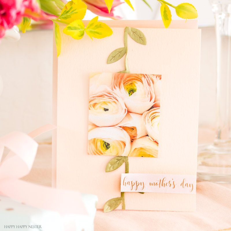 This is a beautiful and easy Mother's Day Free Printable card that you can make in minutes. You'll love this card and how handcrafted it appears. Your mom will love receiving a handmade card from you. #DIY #craft #crafts #cardmaking #papercraft #papercrafts #freeprintable. #freecard #freeimage #mothersday #holiday 