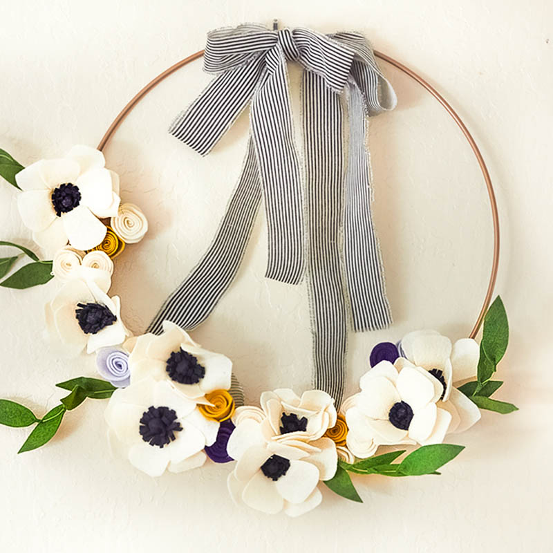 Felt flowers are simply beautiful. I will show you how to make felt flowers for a wreath. I will be including a felt flower pattern for the petals of an anemone flower. This wreath is so beautiful and instead of buying one on Etsy, make your own felt flower wreath. #crafts #feltflowers #diy #craftproject #craft