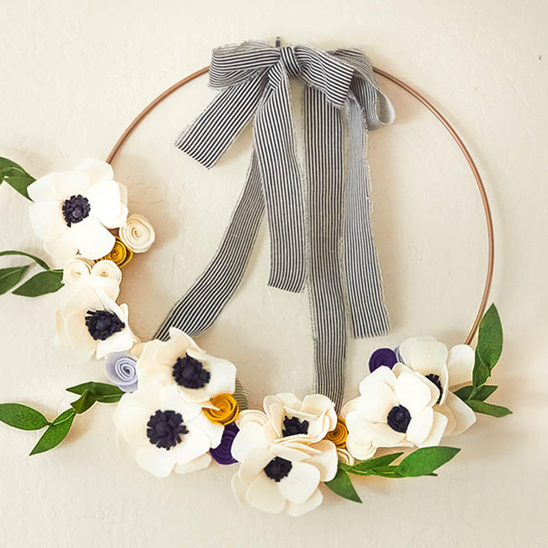 Here are 7 great projects for your home. Learn how to make these unique wreaths. Enjoy these summer craft projects, you'll love the results. #wreaths #summer #crafts