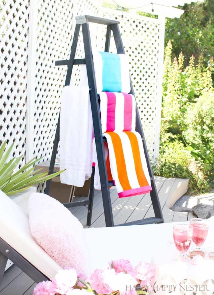 create a DIY stepladder towel rack for your summer backyard! 