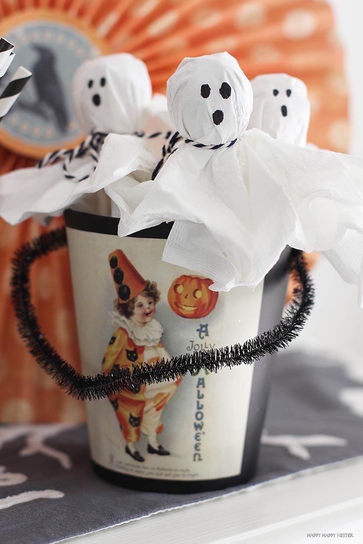 lollipop ghosts is an easy Halloween craft