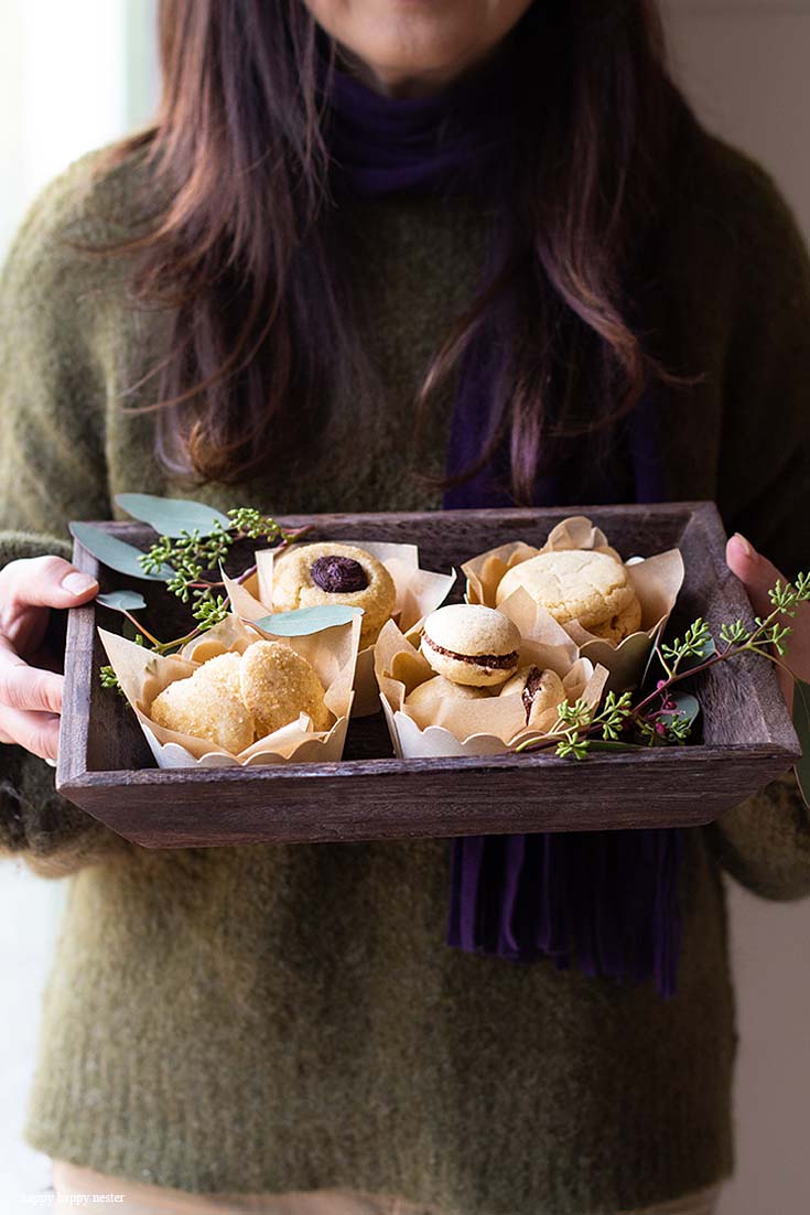 Do you need a Beautiful DIY Cookie Packaging Tray for gifts? If you need an easy way to present cookies on a tray, then you must try my perfect cookie tray idea. It is a quick and impressive way to gift some homemade cookies. All the cookies in this post have recipes. Cookies | Cookie Tray | Cookie Gift Ideas | Holiday 