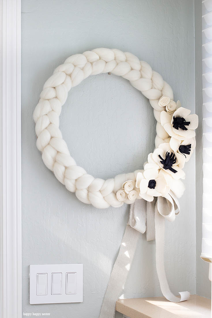 Here is a quick and easy arm knitted wreath to chase your winter blues away! This wreath is so easy to arm knit, and you'll seriously love the results. I love how this bright wreath will look great all year long. Crafts | Arm Knit | Arm Knit Wreath | Wreaths | Wreath DIY | Craft Tutorial | Arm Knit Project | Wreath