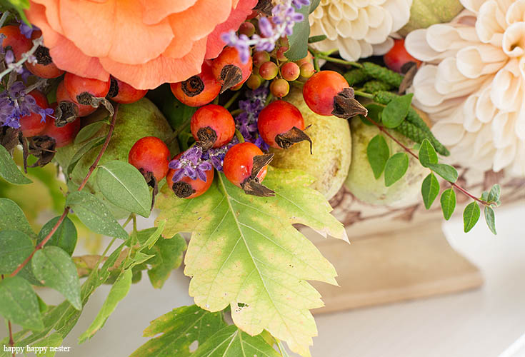 Use any flower even rose hips. This DIY Foraged Flower Arrangement is easy and inexpensive to make. With only a few flowers from my garden and a vintage tureen, I have the prettiest arrangement for under $10. Learn the tricks on creating a beautiful flower arrangement from your yard. Flowers | Flower Arrangements | Foraged Flower| Wedding Flowers