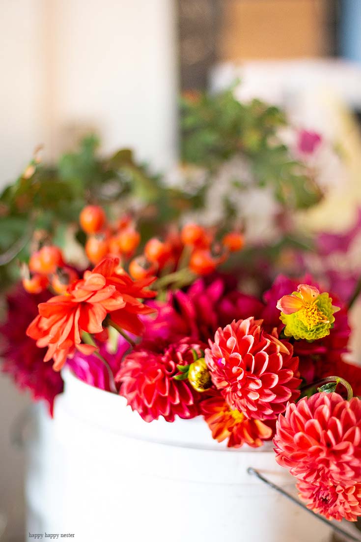 Dahlias are so vibrant and such an inexpensive way to add color to a flower arrangement. This DIY Foraged Flower Arrangement is easy and inexpensive to make. With only a few flowers from my garden and a vintage tureen, I have the prettiest arrangement for under $10. Learn the tricks on creating a beautiful flower arrangement from your yard. Flowers | Flower Arrangements | Foraged Flower| Wedding Flowers