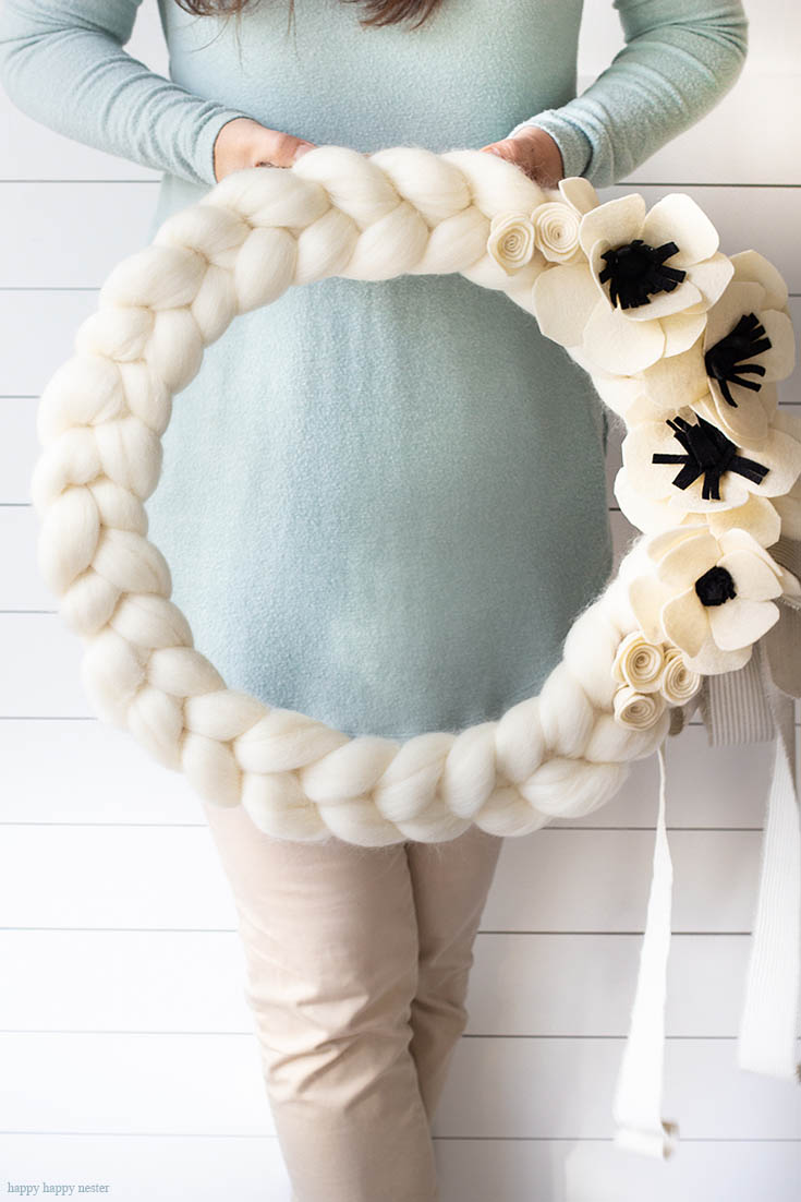 Here is a quick and easy arm knitted wreath to chase your winter blues away! This wreath is so easy to arm knit, and you'll seriously love the results. I love how this bright wreath will look great all year long. Crafts | Arm Knit | Arm Knit Wreath | Wreaths | Wreath DIY | Craft Tutorial | Arm Knit Project | Wreath