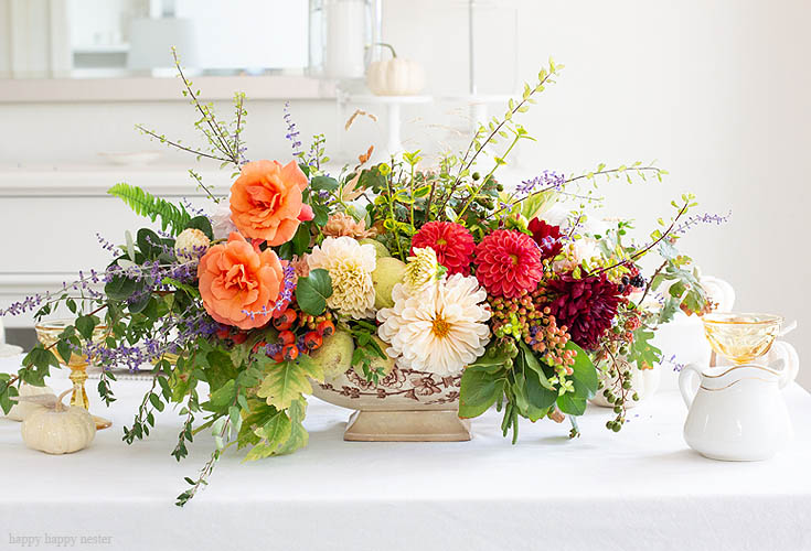 This DIY Foraged Flower Arrangement is easy and inexpensive to make. With only a few flowers from my garden and a vintage tureen, I have the prettiest arrangement for under $10. Learn the tricks on creating a beautiful flower arrangement from your yard. Flowers | Flower Arrangements | Foraged Flower| Wedding Flowers