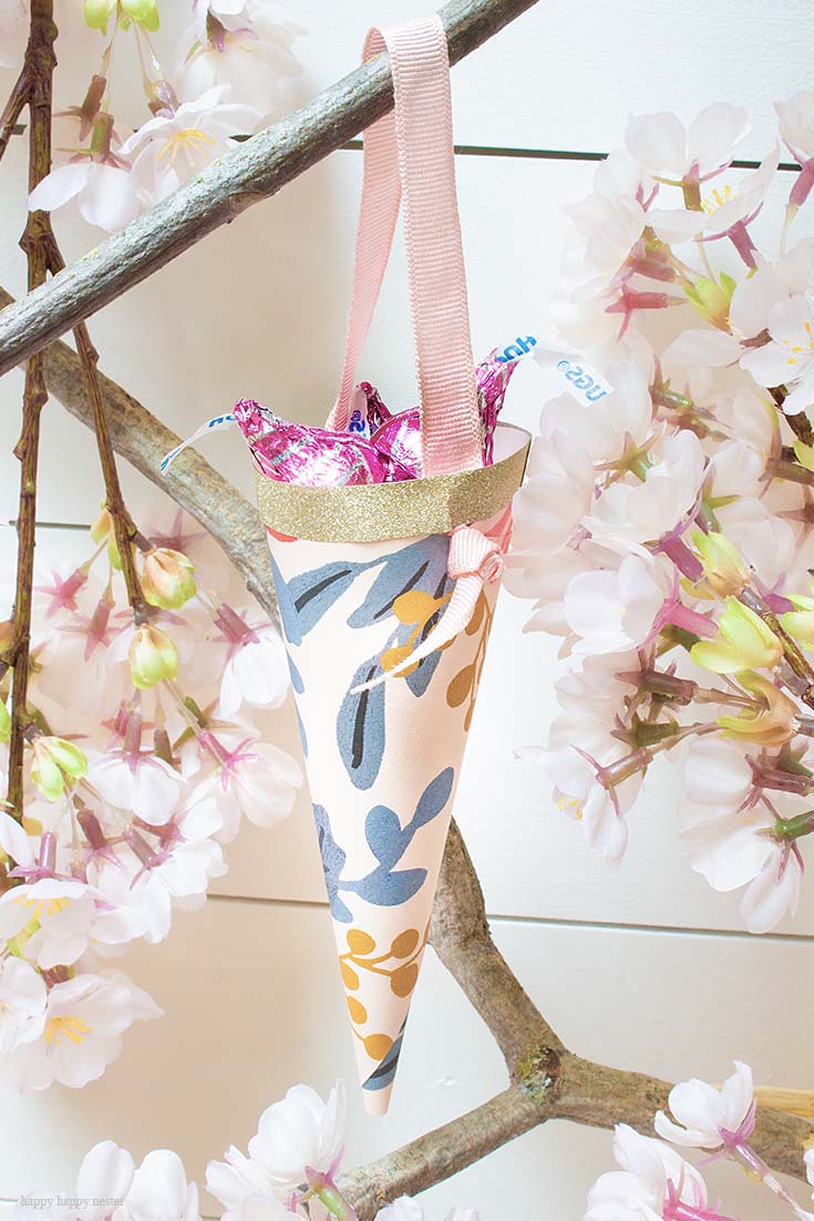 How to Make Easy Paper Cones for Treats is a tutorial that you'll want to check out. These paper cones make great treats, wedding favors, and kid's party favors. Make them out of your favorite rectangular craft or wrapping paper. Paper Cones | Party Favors | Wedding Favors | Treat Holders | Wedding Decor DIY | Crafts