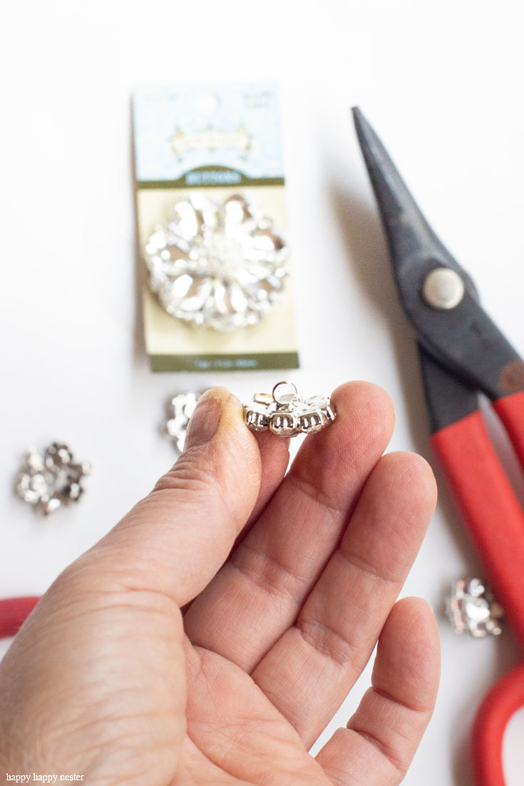 Use rhinestone buttons for magnets. This Magnetic Hanging Jewelry Organizer DIY is the perfect way to display your jewelry and organize it as well. It is a magnetic board that you can place either fabric or paper on it and then make moveable magnetics that holds your jewelry in place. Crafts | Jewelry Holder | Organizing | Jewelry | Magnetic Board