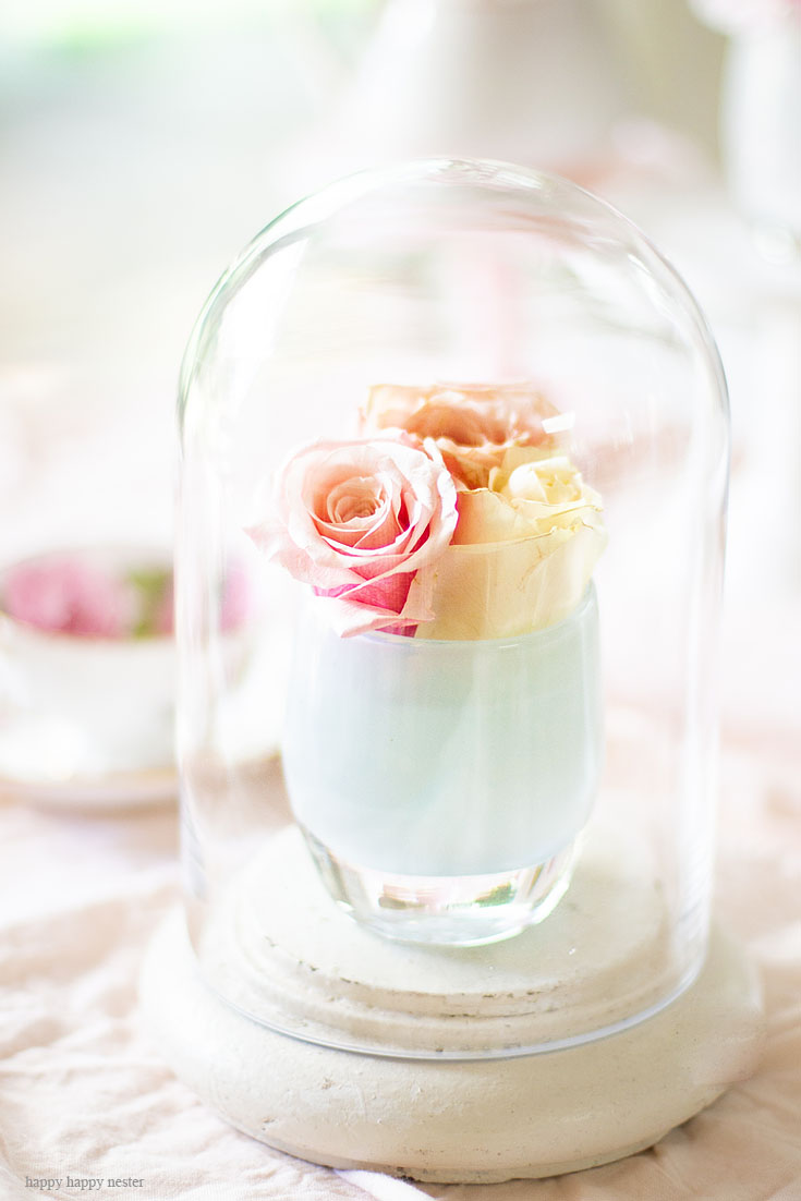 Add candle votives and flowers together under a glass cloche. Cake stands are easy ways to decorate a table or your home. I have gathered some Cute Ways to Use a Cake Stand that I'm sure you'll love. You can use them for the holidays or even a wedding reception. They add drama and interest because of their styles and heights. #cakestands #decorating #weddings #flowers #decor