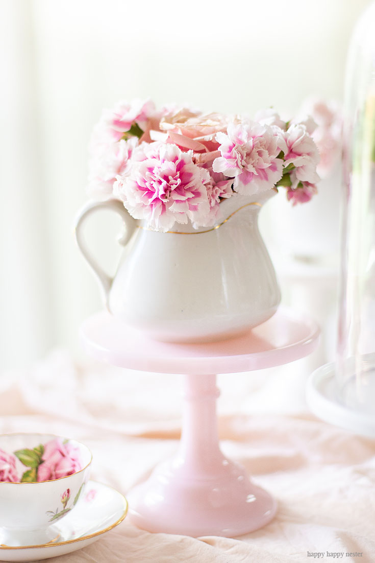 Cake stands are easy ways to decorate a table or your home. I have gathered some Cute Ways to Use a Cake Stand that I'm sure you'll love. You can use them for the holidays or even a wedding reception. They add drama and interest because of their styles and heights. #cakestands #decorating #weddings #flowers #decor