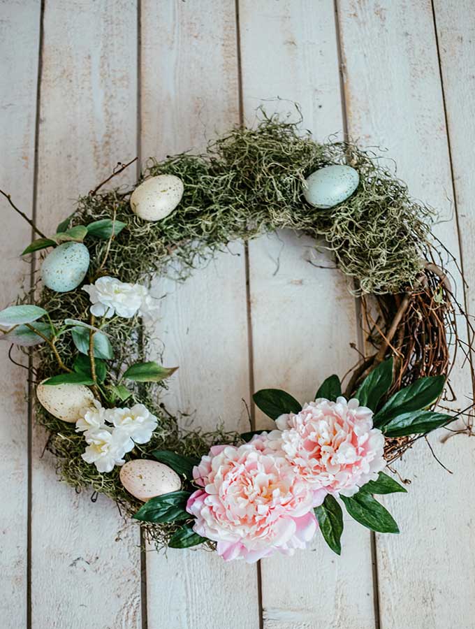 Easy Easter Egg Wreath. 9 Unique Easter Egg Ideas with so many different styles. Easy projects that are perfect for Easter. There are decoupaged eggs, gilded eggs, and painted eggs all so pretty and easy to create. 9 bloggers come together for this great post. #crafts #easter #eastereggs #decoratingeggs #easterdecorating #decoupageeggs
