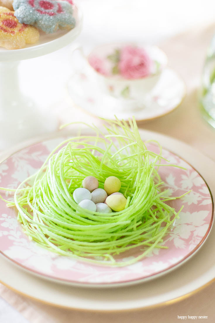 Some Spring Tablescape Inspo with Flowers and Table Decor. Need some help with your Spring Floral Arrangements? I came up with an easy and pretty bouquet using simple tulips and daises. It takes a few minutes to make and your home is bursting with spring happiness. You don't have to spend much time and money on your flowers. #flowers #springflowers #floralarrangements #tulips