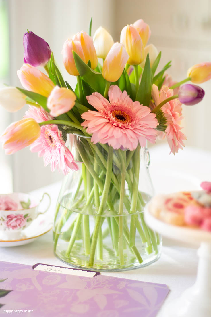 Need some help with your Spring Floral Arrangements? I came up with an easy and pretty bouquet using simple tulips and daises. It takes a few minutes to make and your home is bursting with spring happiness. You don't have to spend much time and money on your flowers. #flowers #springflowers #floralarrangements #tulips