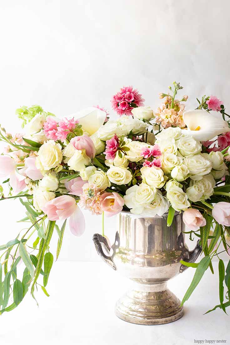 Need some ideas for a beautiful floral arrangement? Here is an easy way to Create a Gorgeous Mother's Day Floral Bouquet used just three types of flowers and greenery. These flowers are all at your local grocery store. This flower tutorial explains all the things you need to do in five easy steps. #flowers #flowerarrangements #bouquet #flowervase #mothersdayflowers
