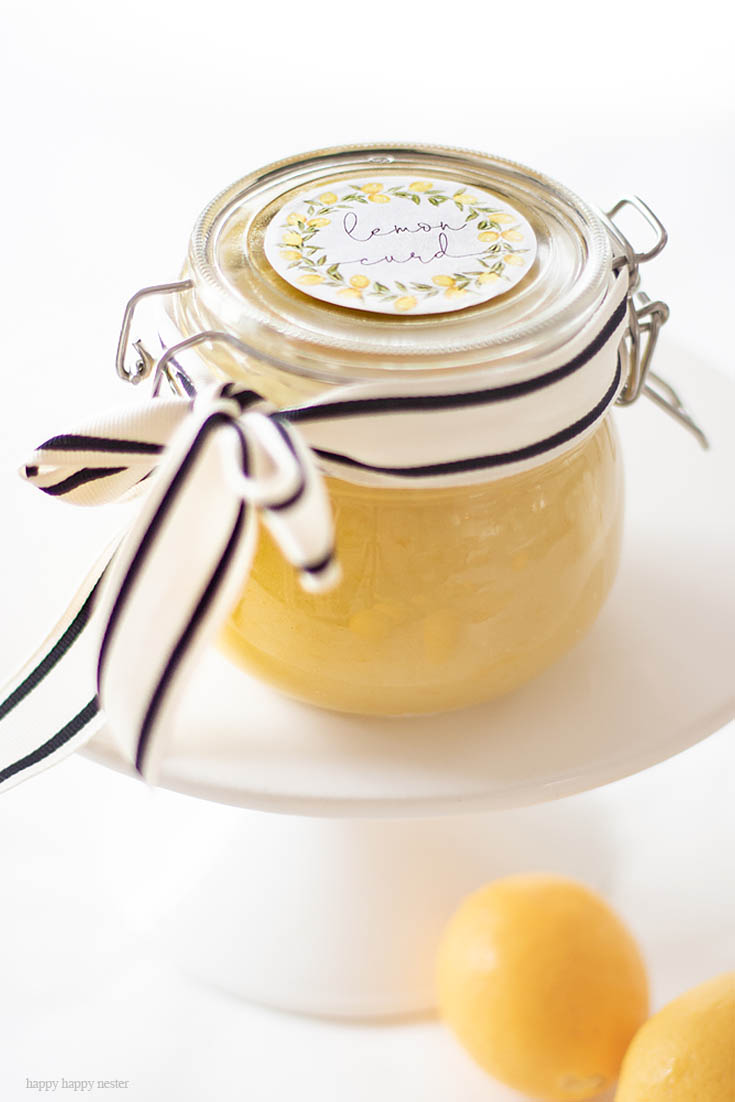 This lemon curd with the cute label makes the perfect gift. There is nothing better than fresh Homemade Lemon Curd with Printable Labels. Make this lemon curd and give it to friends and family as gifts. Add this cute printable and a pretty jar, and it is the perfect gift. #lemoncurd #baking #englishlemoncurd #printable #labels #freelabels #lemoncurdlabel #lemondessert #recipe