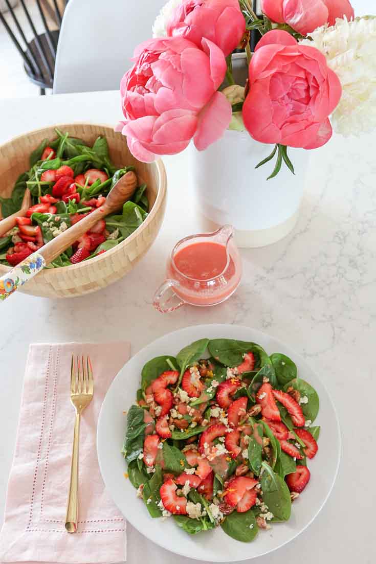 Strawberry Spinach Salad with an Easy Homemade Strawberry Vinaigrette. #salads #spinach #spinachsalad #strawberrysalad