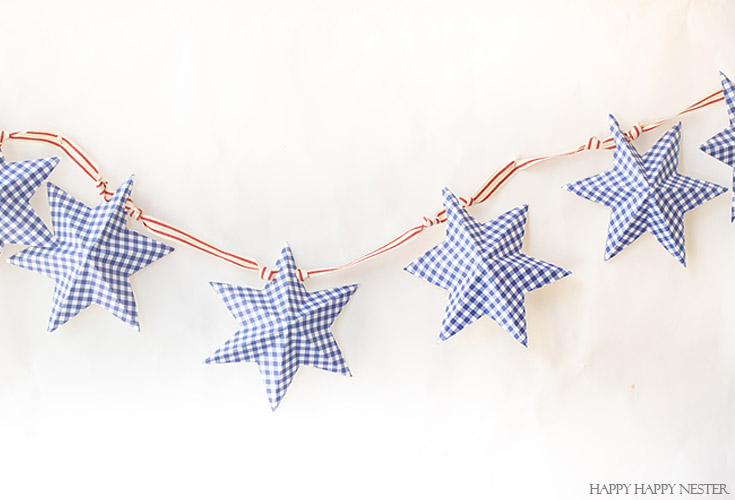 Easy to follow video tutorial shows how to make this pretty star garland. #paperproject #diy #garland #papercrafts #crafts #4thofJulyproject #homedecor