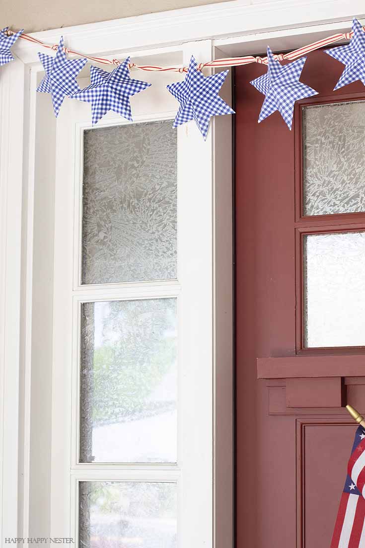Learn how to make this cute paper star garland as well as some Front Porch Ideas for 4th of July. Decorate your door and porch with patriotic decor that will welcome your guests. #4thofjuly