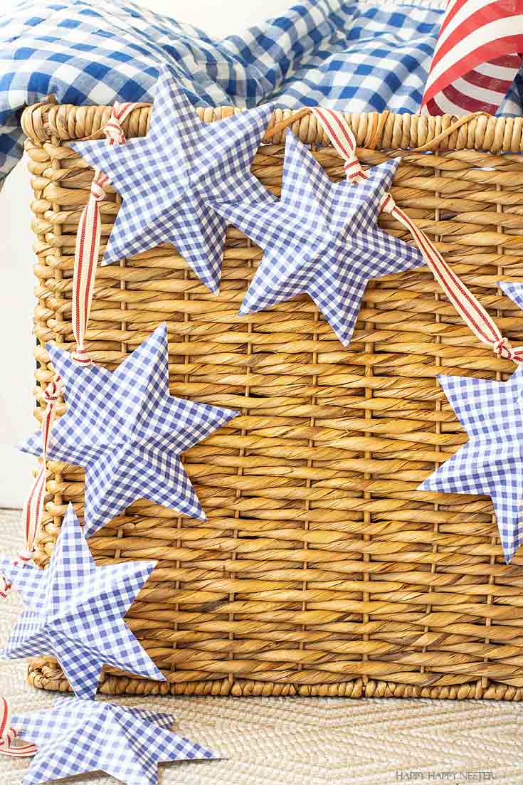Easy to follow video tutorial shows how to make this pretty star garland. It is an inexpensive paper project and the printable is free. #paperproject #diy #garland #papercrafts #crafts #4thofJulyproject #homedecor