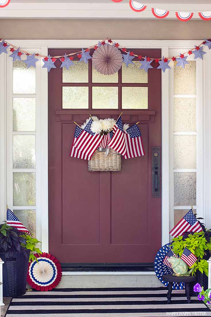 Check out this festive front porch for the holidays. #4thofjuly #summerdecor #decorating