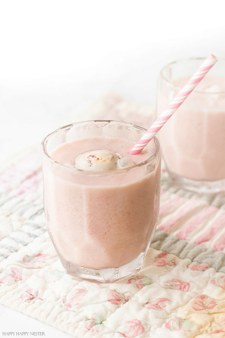 Pink Poolside Drink Recipes are a wonderful collection of perfect summer drinks. I'm certain you and your family will love these refreshing drinks for the hot summer weather! #recipes, #drinks, #smoothies, #cocktails