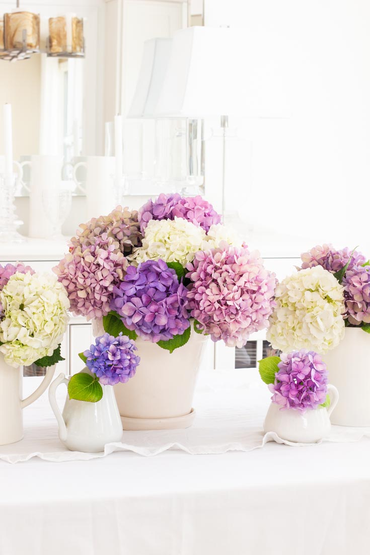 Design an quick and easy summer centerpiece using flowers from your garden. These hydrangeas all came from my summer flower garden. This whole arrangement took me just a few minutes to create! #wedding #weddingflowers #hydrangeas