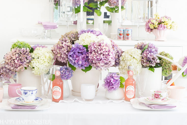 Create a gorgeous summer table decor with hydrangeas in just a few minutes. These summer garden flowers are the perfect addition to an easy summer table. #summertable #hydrangeas #decor