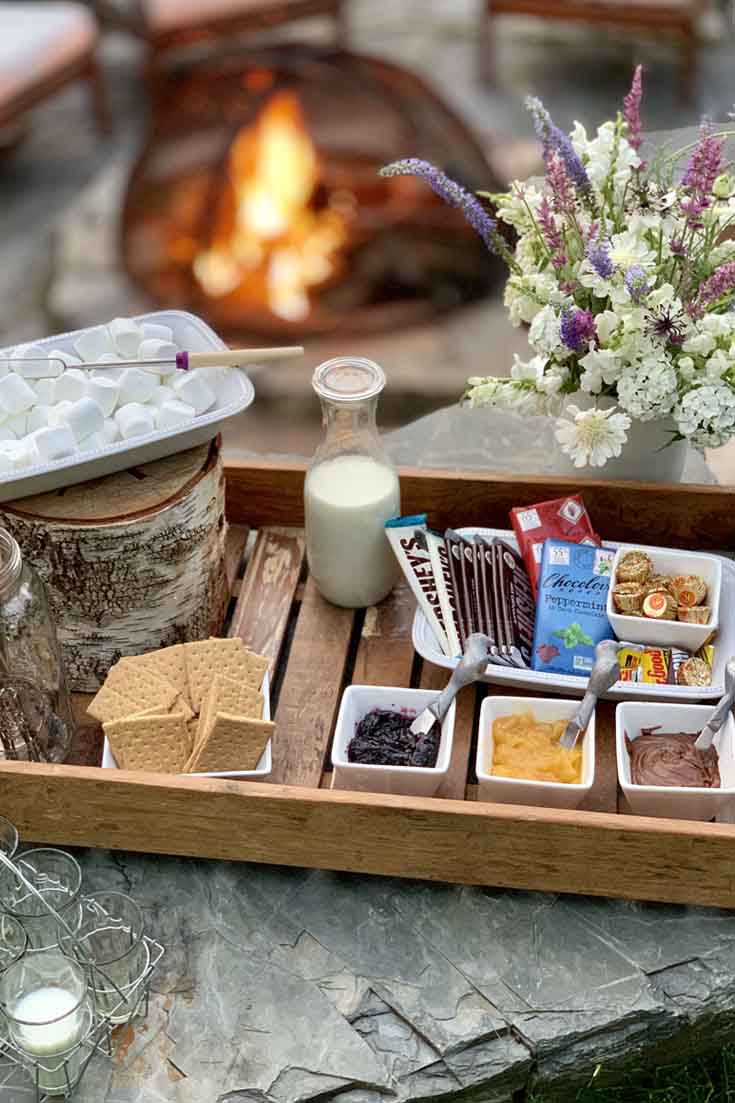This gourmet campfire s'mores charcutterie board is packed with great ideas! #s'more #desserts 