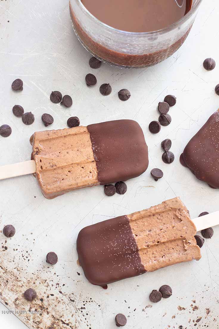 If you love the combination of bananas and chocolate then you'll especially enjoy these chocolate banana homemade popsicles. You'll love these yummy treats. #popsicles #recipes #summertreats #popsiclerecipes