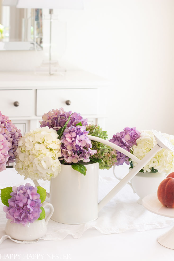 Design an quick and easy 5 minute summer centerpiece using flowers from your garden. These hydrangeas all came from my summer flower garden. This whole arrangement took me just a few minutes to create! #wedding #weddingflowers #hydrangeas