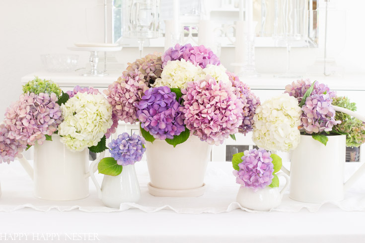 Design an quick and easy summer centerpiece using flowers from your garden. These hydrangeas all came from my summer flower garden. This whole arrangement took me just a few minutes to create! #wedding #weddingflowers #hydrangeas