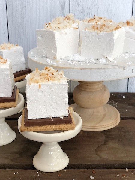 Homemade marshmallows s'mores recipe is the best! #smores #dessertrecipes #homemadesmores
