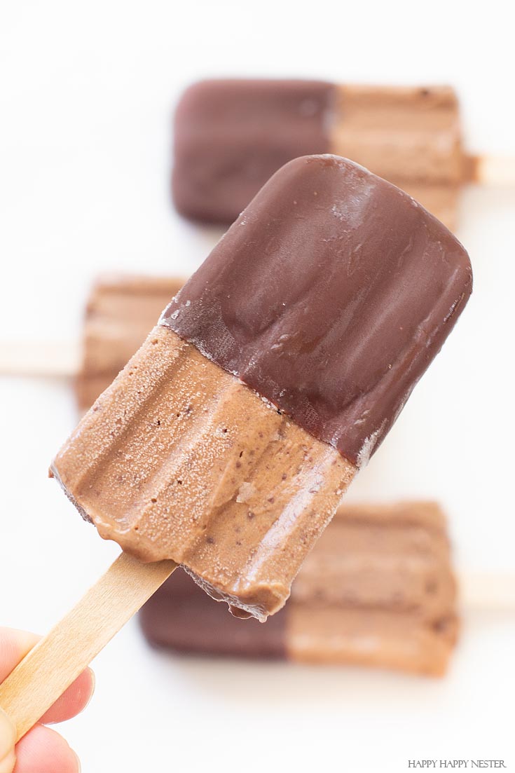 If you love the combination of bananas and chocolate then you'll especially enjoy these chocolate banana homemade popsicles. You'll love these yummy treats. #popsicles #recipes #summertreats #popsiclerecipes