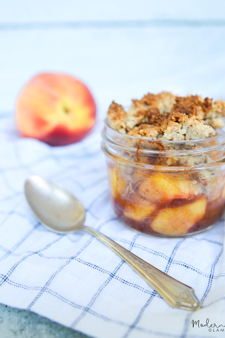 Paleo Peach Pie in a Mason jar is the best healthy dessert! #paleo #paleodessert #dessert #healthyrecipes