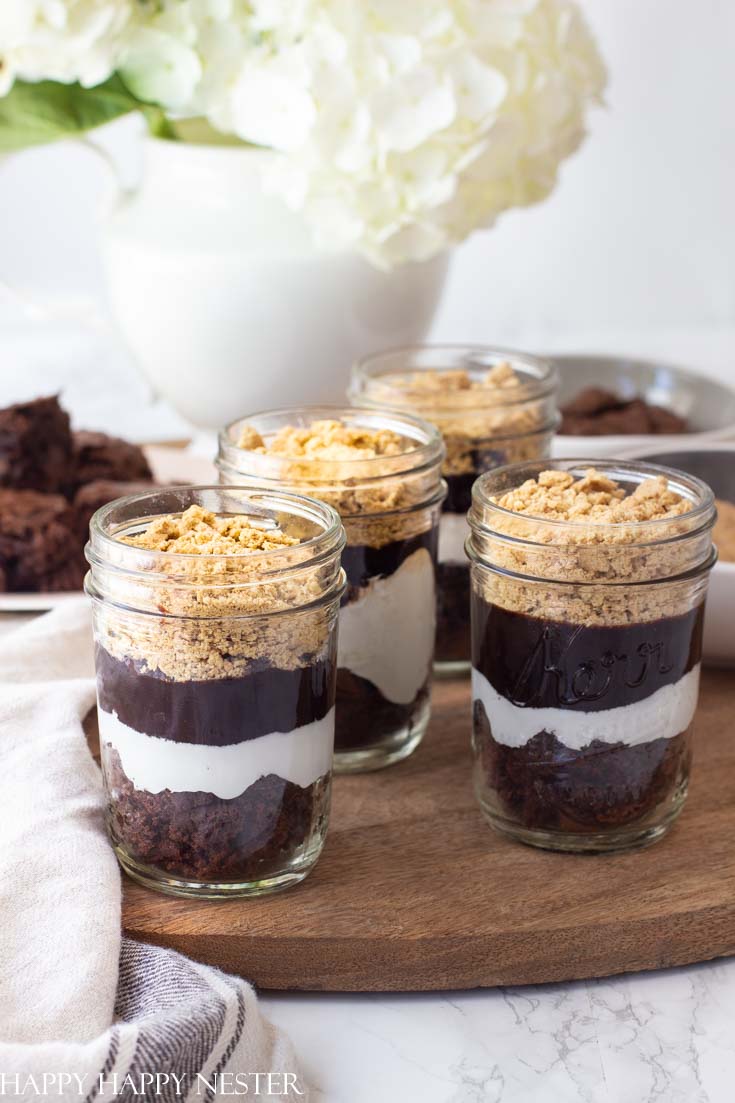 This yummy S'mores recipe in a jar is a nice alternative to the traditional dessert. It is so easy to make and perfect for entertaining or a wedding! #smores #weddingtreats #wedding #desserts