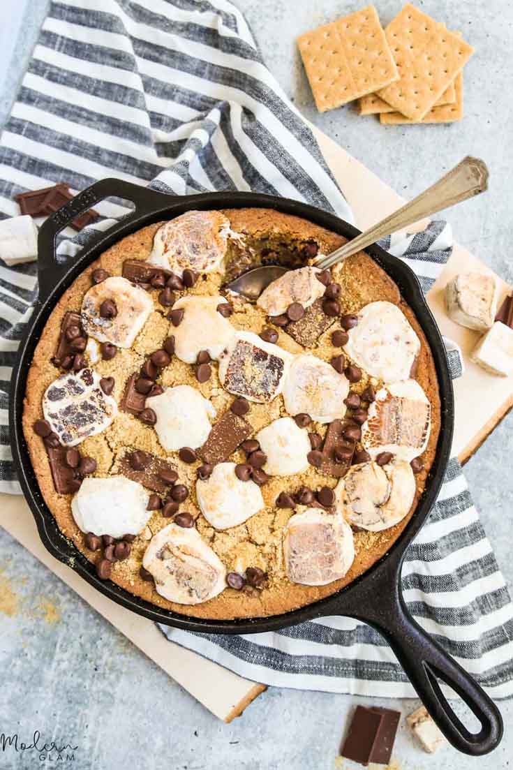 S'mores cookie skillet makes a yummy dessert for a crowd! #desserts #castironrecipes 