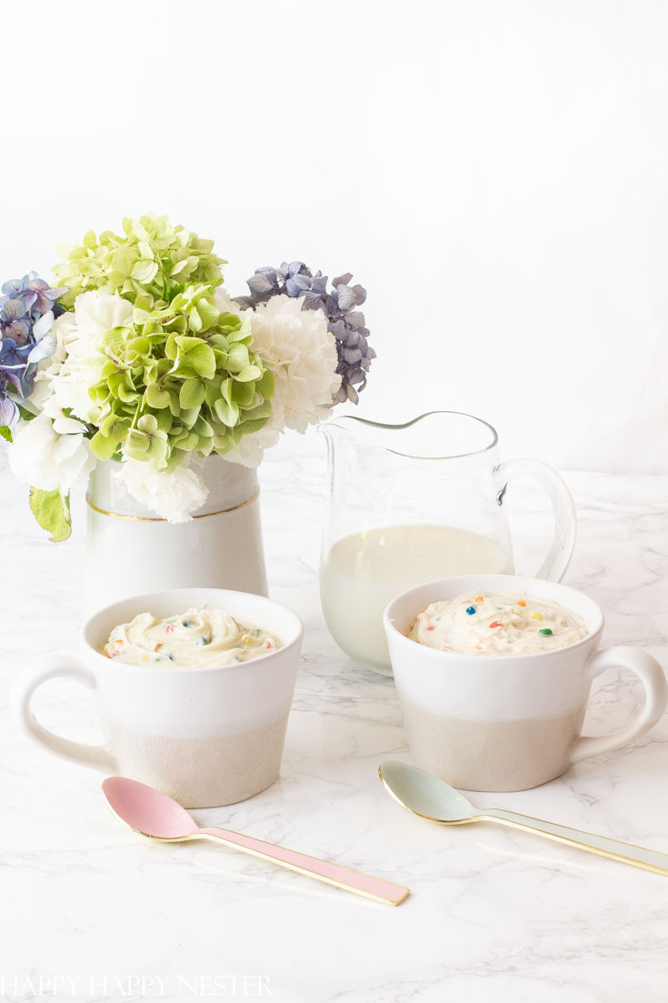 These Betty Crocker Quick Easy Mug Cake Desserts make satisfying a sweet tooth so convenient. They are the perfect snack that only takes minutes to make. #desserts #bettycrocker #quicksnacks